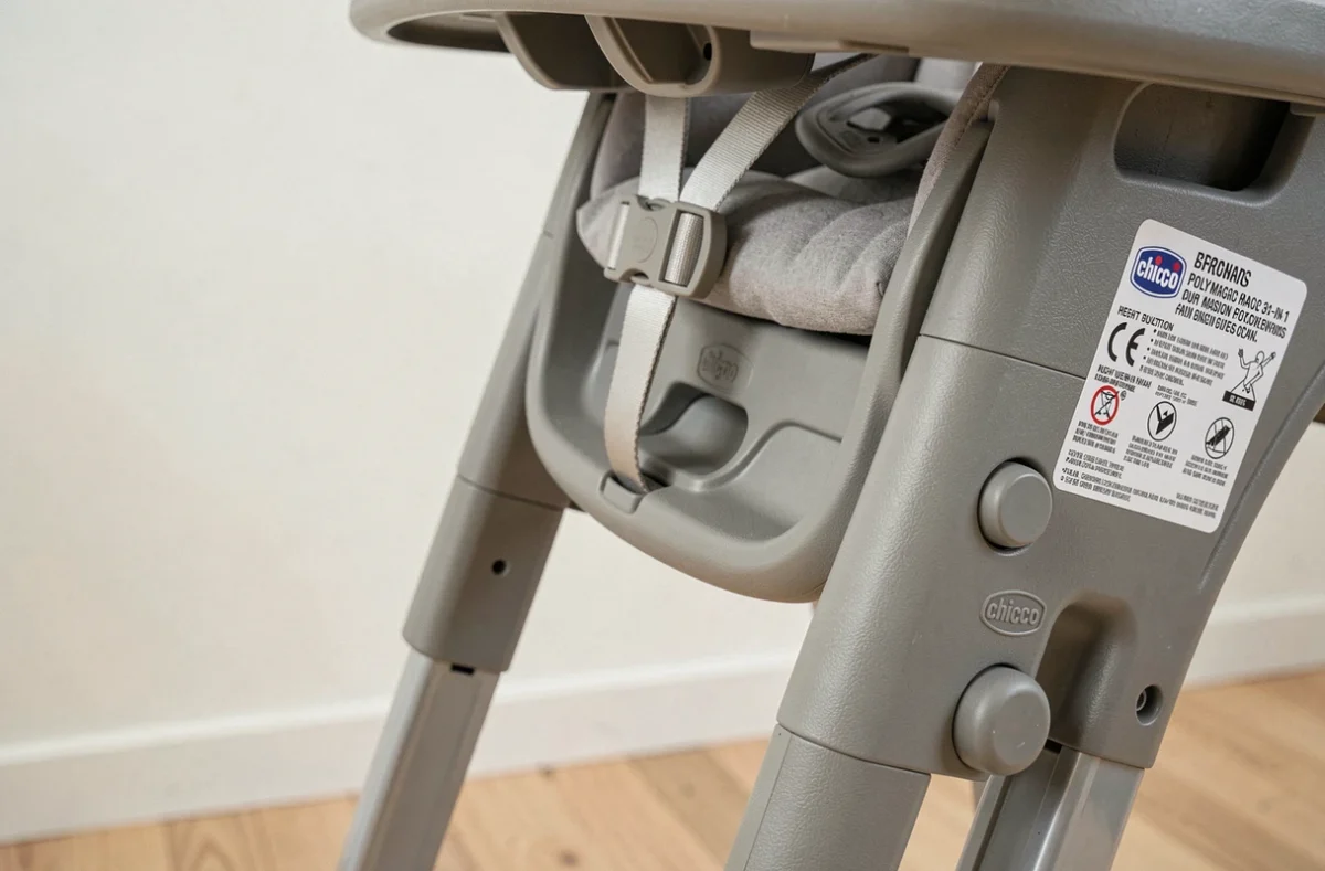 Détail du mécanisme de réglage et du harnais de sécurité de la chaise haute Chicco Polly Magic 3 en 1